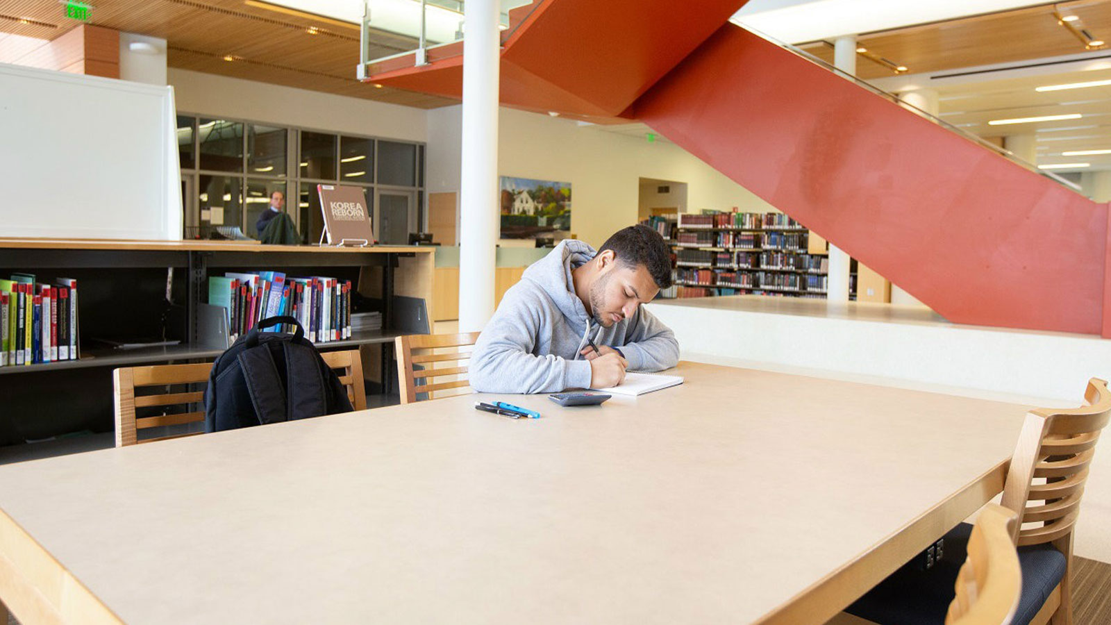 A student supported by OneGoal studies in his university library