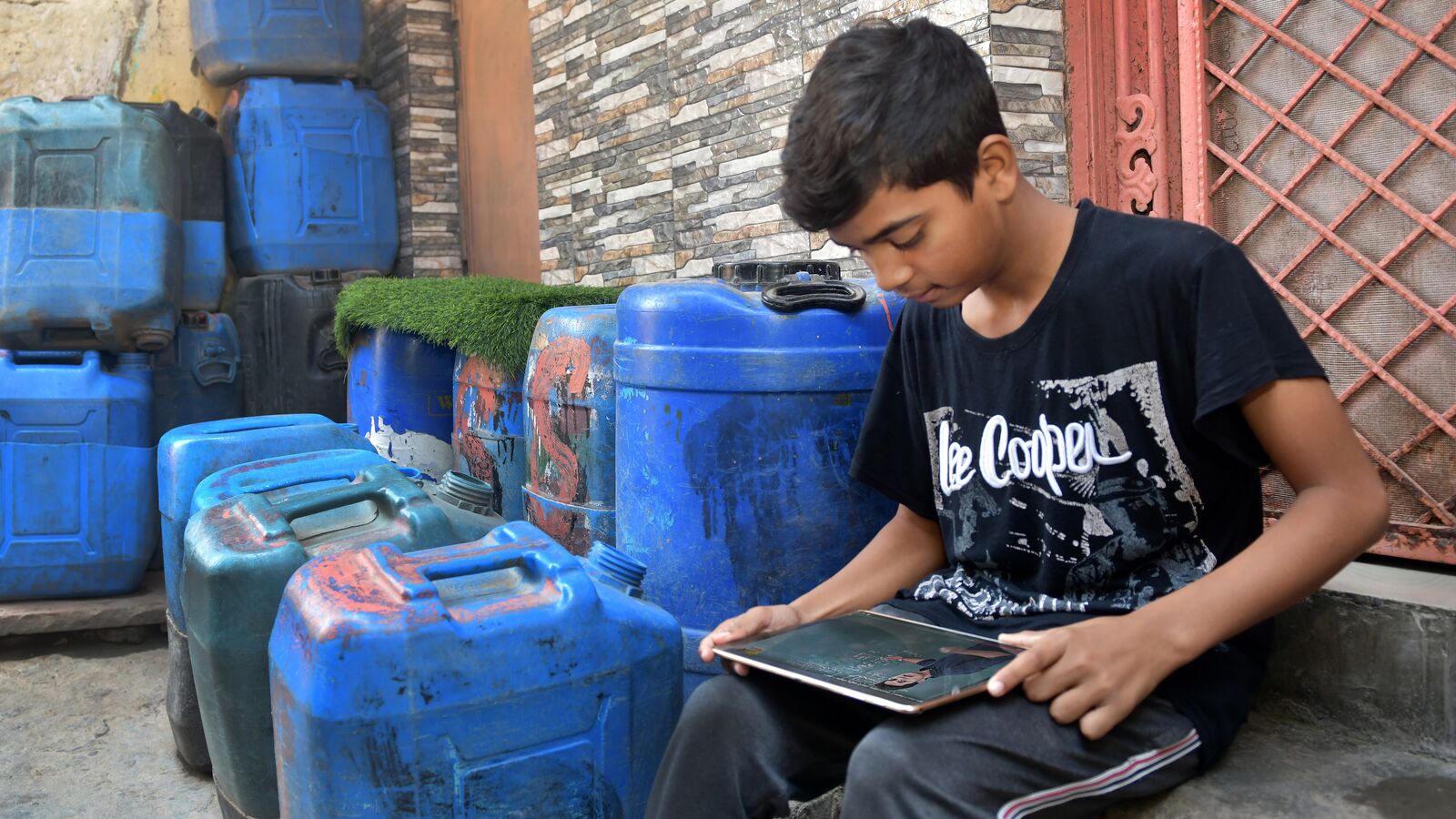 Student in India accesses the Avanti curriculum on his tablet.